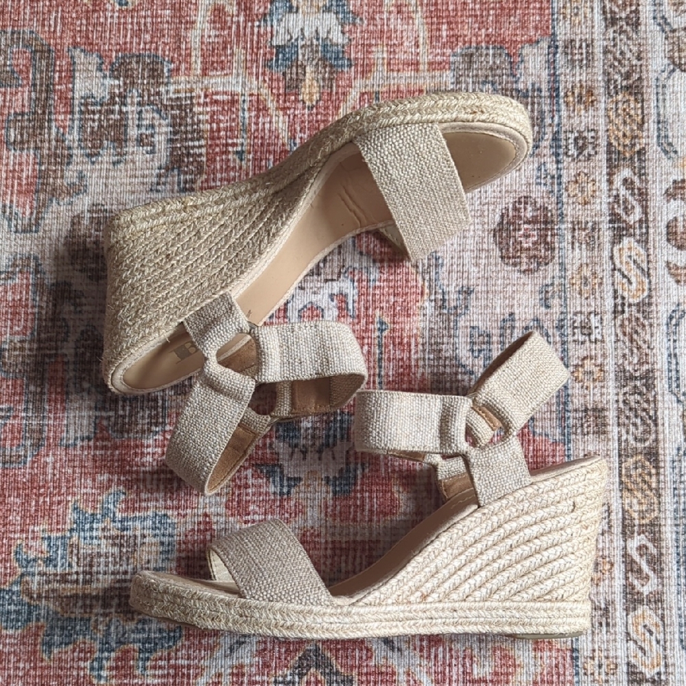 Chic Tan Espadrille Wedges
